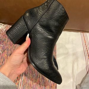 Steve Madden Black Croc Snake Print Block Heeled Ankle Booties 7.5